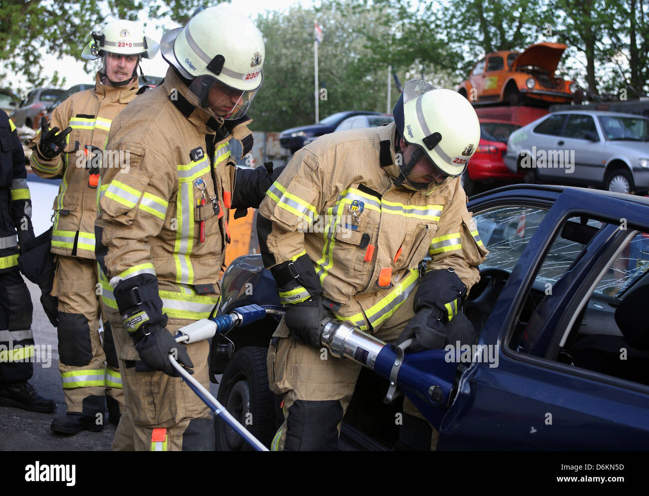 Berlin, Deutschland, arbeiten Feuerwehrleute mit einem hydraulischen Spreizer Stockfoto