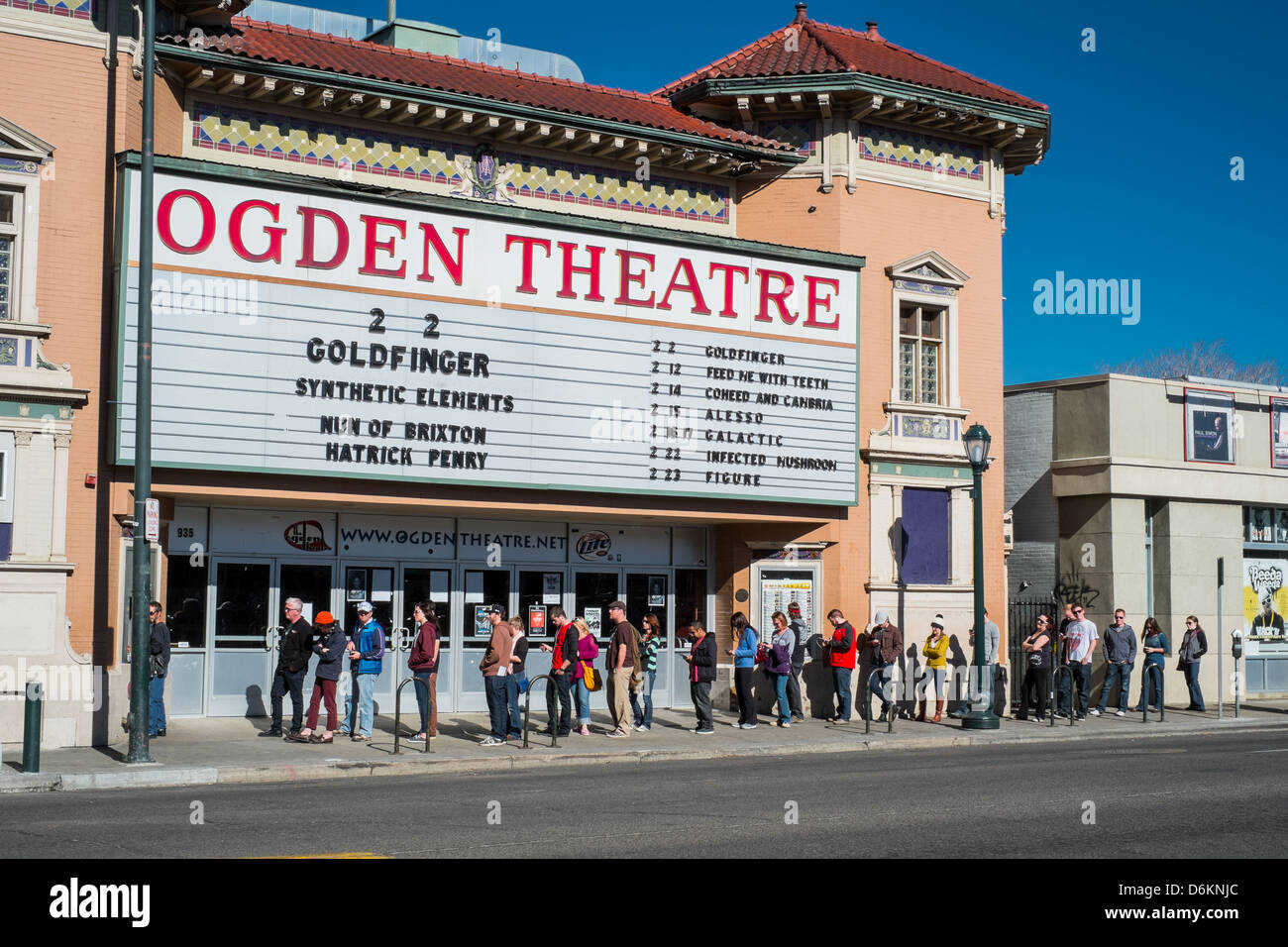 Schutzherren von Ogden Theater am East Colfax in Denver, Colorado warten in der Schlange um Tickets zu kaufen. Stockfoto