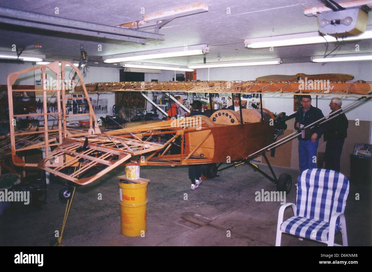 Der Pietenpol Air Camper ist ein leichtes, einmotoriges Flugzeug mit offenem Cockpit, das für Privatflüge konzipiert wurde. Dieses Bild zeigt das freigelegte Flugzeug und zeigt seinen klassischen Holzrahmen und das Vintage-Design. Stockfoto