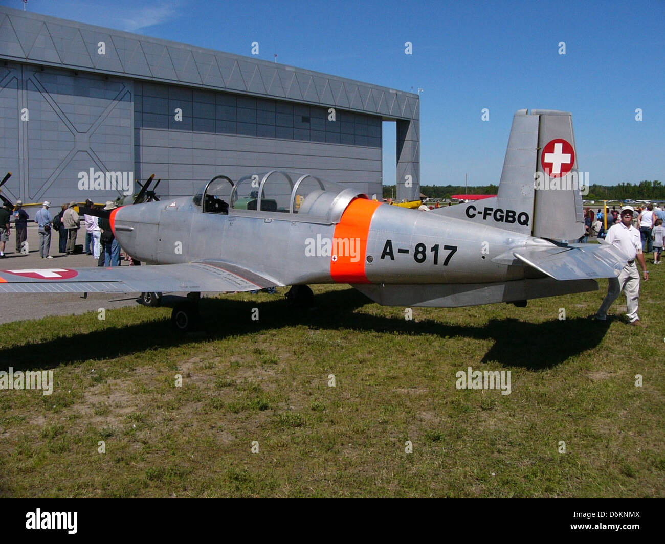 Die Pilatus P3-05 ist ein in der Schweiz gebautes Leichtflugzeug, das für seine Kunstflugfähigkeiten und seine robuste Konstruktion bekannt ist. Es wird für Flugtraining und militärische Anwendungen verwendet und bietet Vielseitigkeit und Leistung. Stockfoto