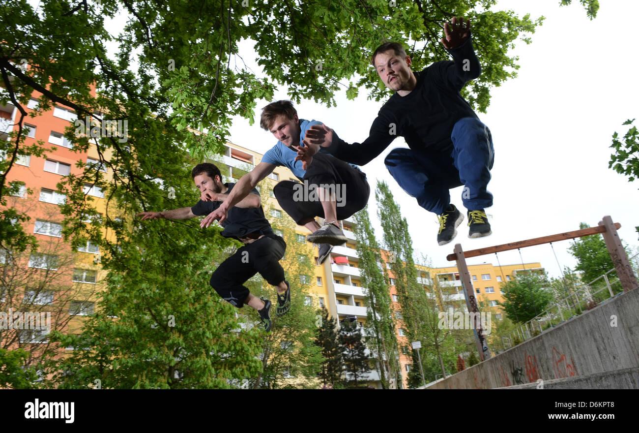 Potsdam, Deutschland, Parkour Sportler üben in einem Hochhaus Potsdamer Stockfoto