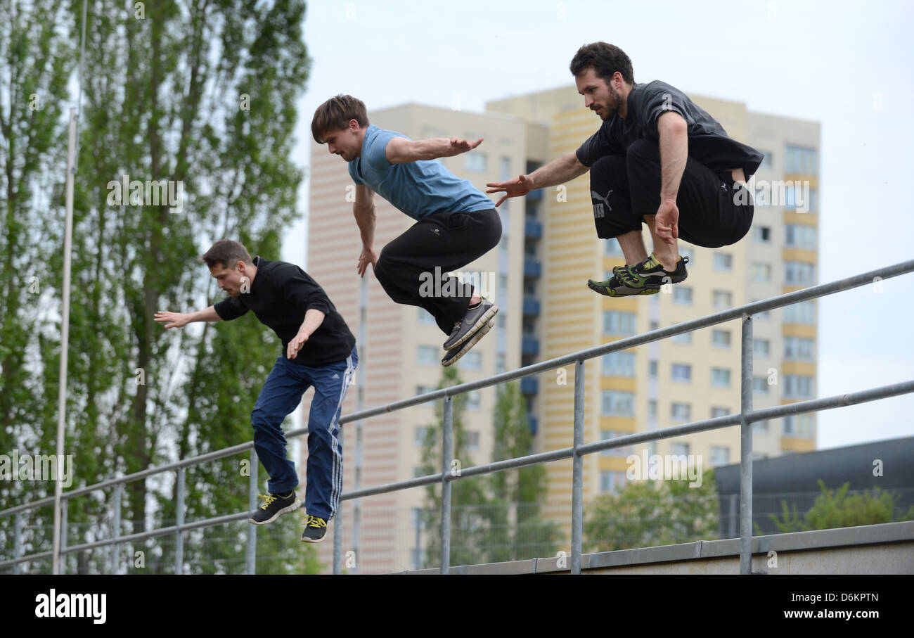 Potsdam, Deutschland, Parkour Sportler üben in einem Hochhaus Potsdamer Stockfoto