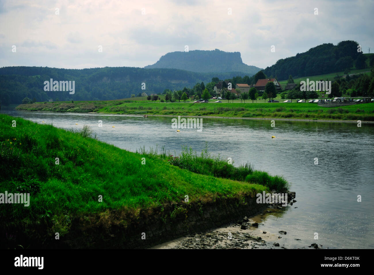 Fluss Elbe in der Nähe von Pirna im Südosten Deutschlands. Stockfoto