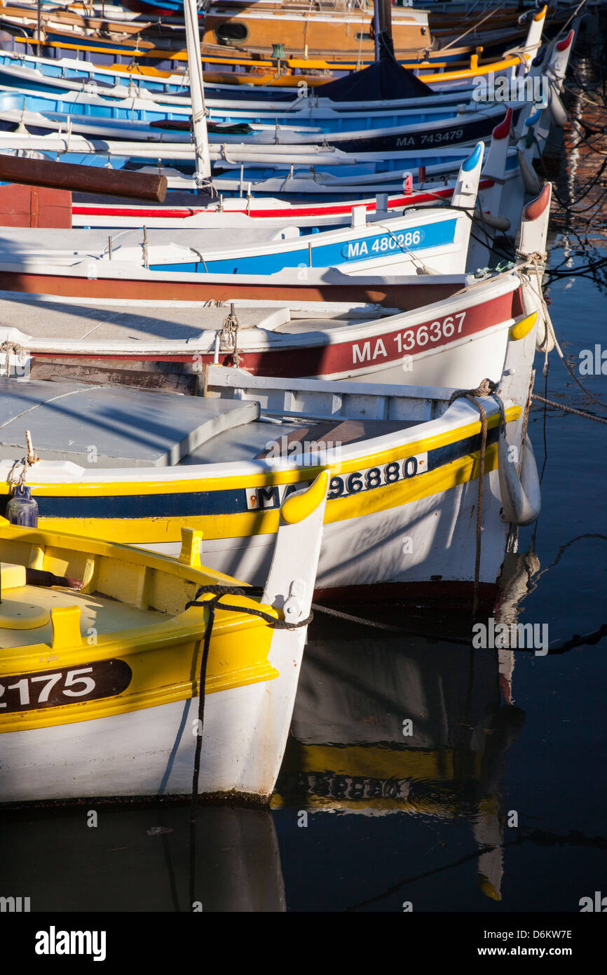 Bunte Segelschiffe in den kleinen Hafen von Cassis, Provence Frankreich Stockfoto