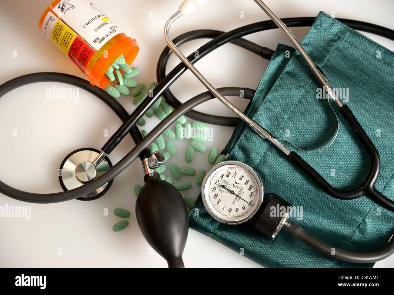 Eine Blutdruckmanschette, Stethoskop und Losartan 100 mg Tabletten, eine  Droge, die hauptsächlich zur Behandlung von hohem Blutdruck (Hypertonie  Stockfotografie - Alamy