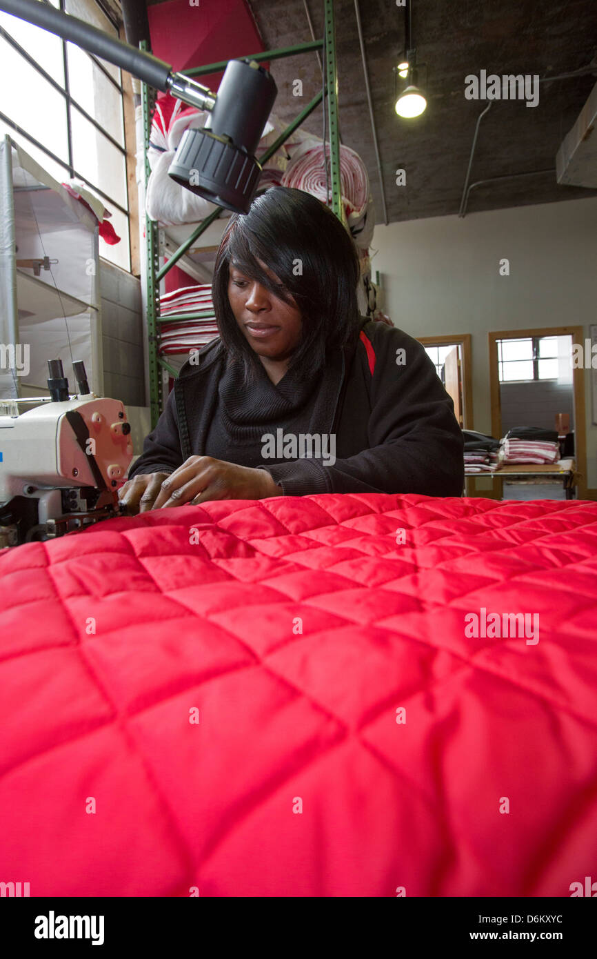 Ehemals machen obdachlose Frauen Mäntel, die in Schlafsäcke für Obdachlose zu konvertieren Stockfoto