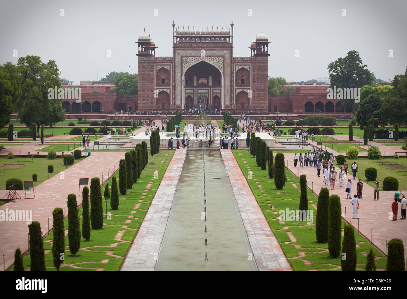 Taj Mahal große Tor scheinen aus dem Norden Stockfoto