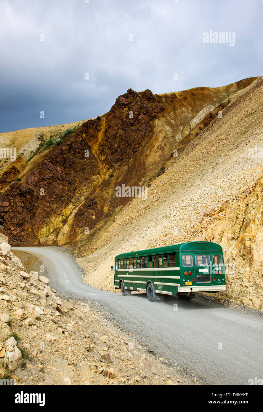 Shuttle-Busse Besucher auf den begrenzten Zugang Denali Park Road, Polychrome Pass, Denali National Park, Alaska, USA Stockfoto