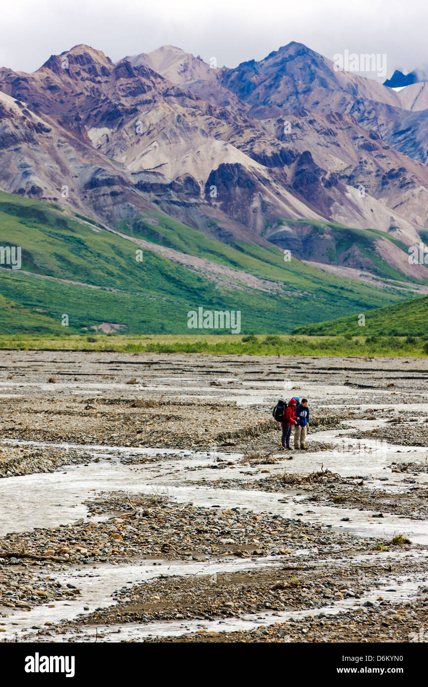 Zwei Backpacker sorgfältig Fjord Toklat River, Denali National Park, Alaska, USA Stockfoto