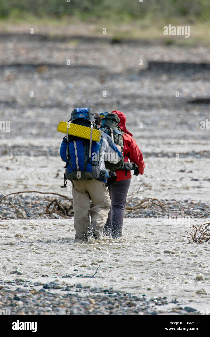 Zwei Backpacker sorgfältig Fjord Toklat River, Denali National Park, Alaska, USA Stockfoto