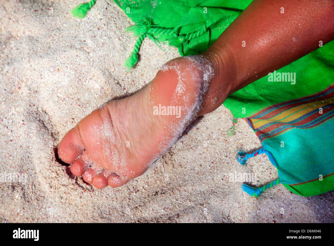 Weibliche verschmutzt barfüßigen Beinen im sand Stockfoto