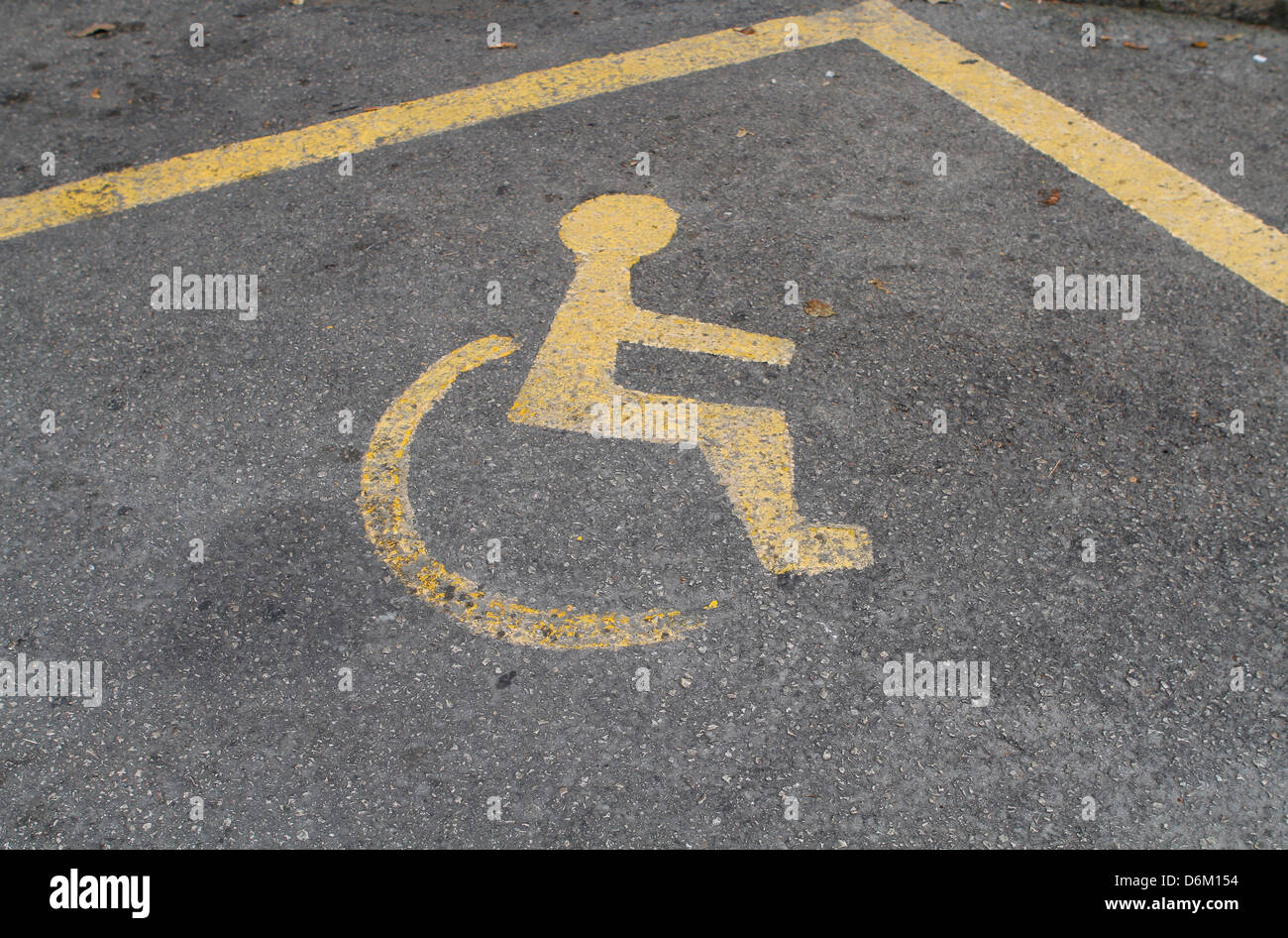 Eine Park-Reservierung für Menschen mit Behinderungen wird über Asphalt an einer zentralen Straße in Palma de Mallorca, auf der spanischen Insel gesehen. Stockfoto