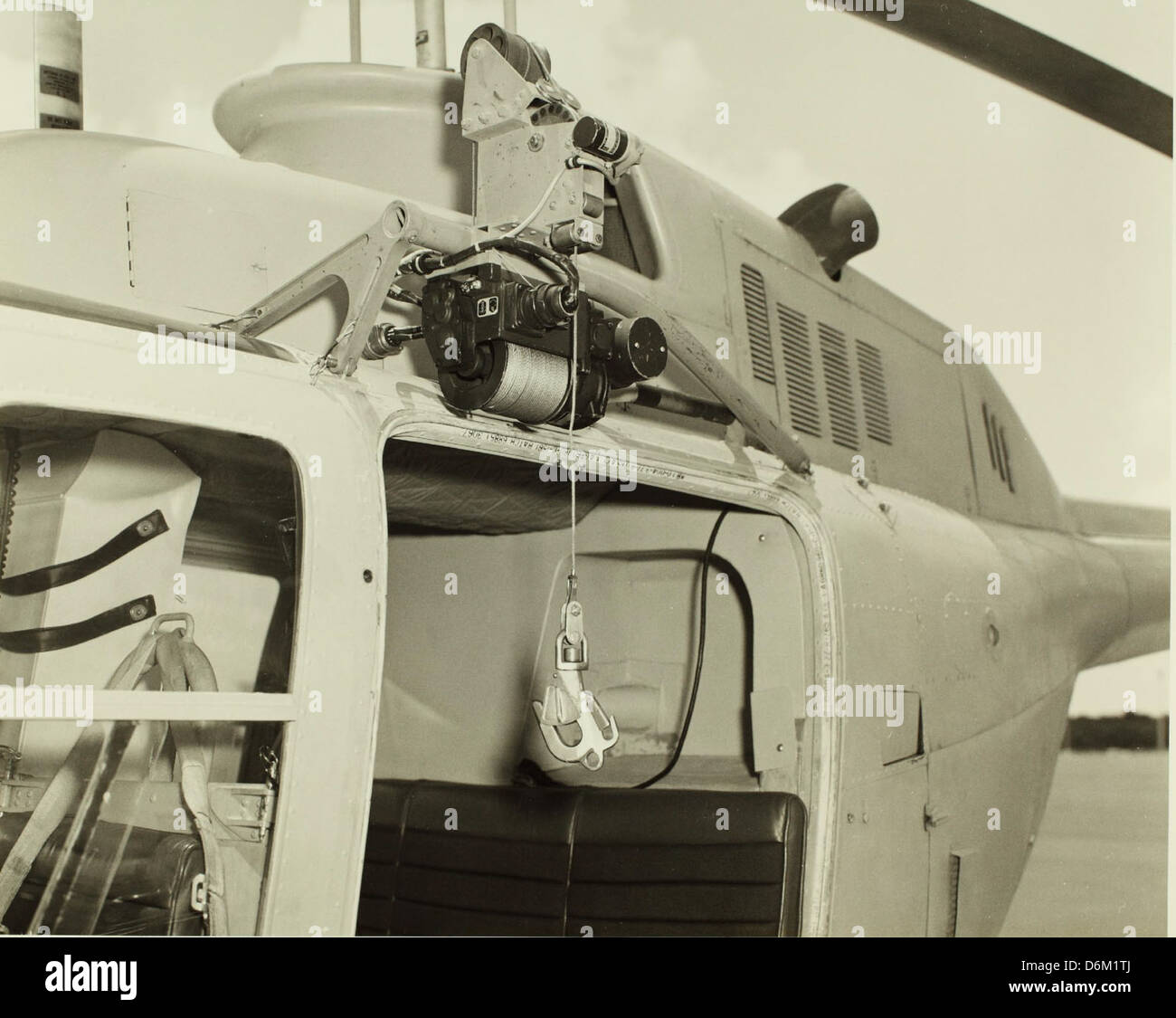 Diese Nahaufnahme zeigt den detaillierten Mechanismus des Bell 206 JetRanger, eines leichten Nutzhubschraubers, der von verschiedenen militärischen und zivilen Organisationen eingesetzt wird. Der Hubschrauber ist für seine Vielseitigkeit bekannt und wird seit vielen Jahren im Einsatz, oft für Flugversuche, Marineoperationen und als leichter U-Boot-Abwehrhubschrauber eingesetzt. Stockfoto