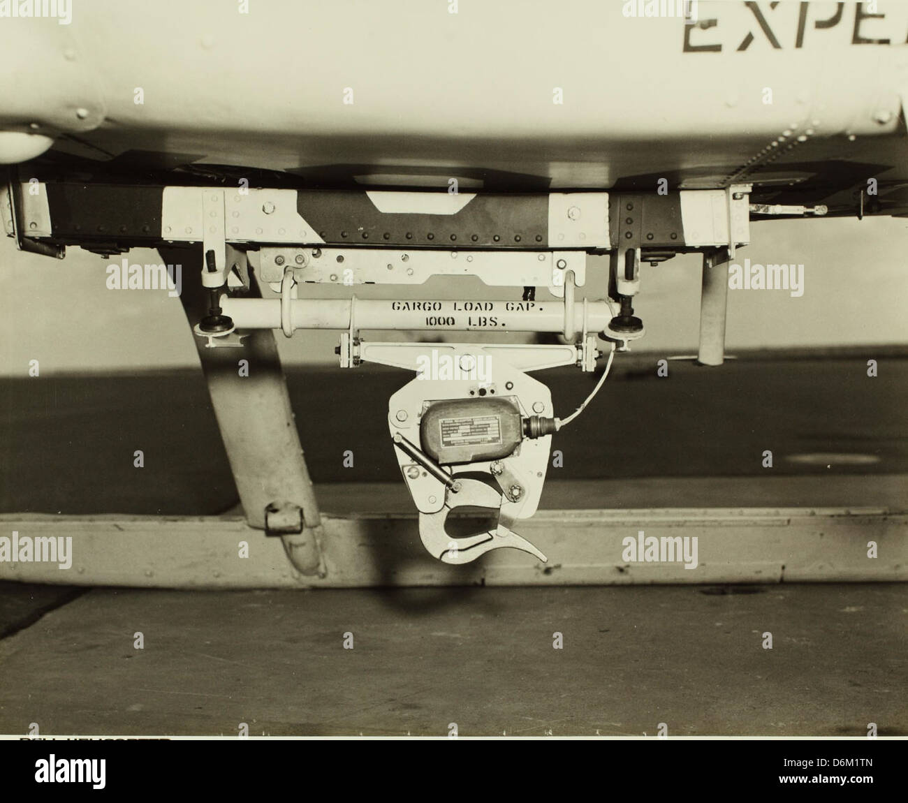 Ein Nahfoto zeigt das Ladegerät eines Bell-Hubschraubers, insbesondere eines Bell 206, als Teil seiner Operationen für militärische und zivile Missionen. Der Bell 206 ist ein vielseitiger Hubschrauber, der in einer Vielzahl von Rollen eingesetzt wird. Stockfoto