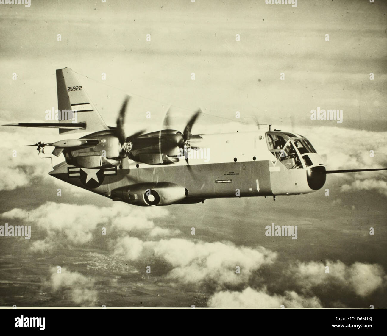 Die XC-142 war ein experimentelles viermotoriges Flugzeug, das vertikal starten und landen konnte. Entwickelt für das US-Militär, entwickelte es die Luftfahrttechnologie für vertikale Flugfähigkeiten. Stockfoto