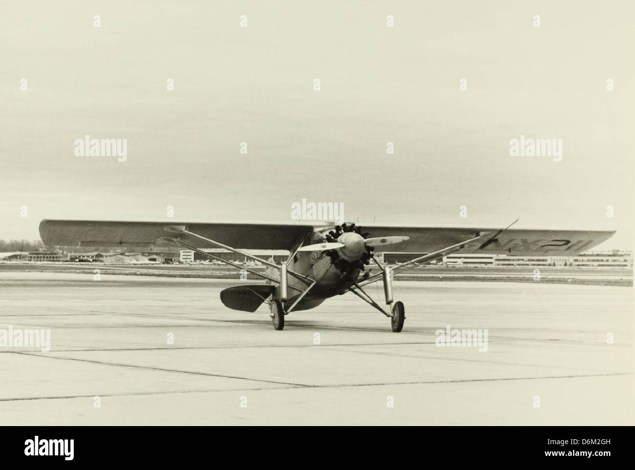 Eine Nachbildung des Spirit of St. Louis, das Flugzeug, das Charles Lindbergh 1927 während des ersten transatlantischen Solofluges geflogen hat, ist im Flug für den Film The Spirit of St. Louis zu sehen. Diese Replik wird in der Missouri Historical Society ausgestellt. Stockfoto