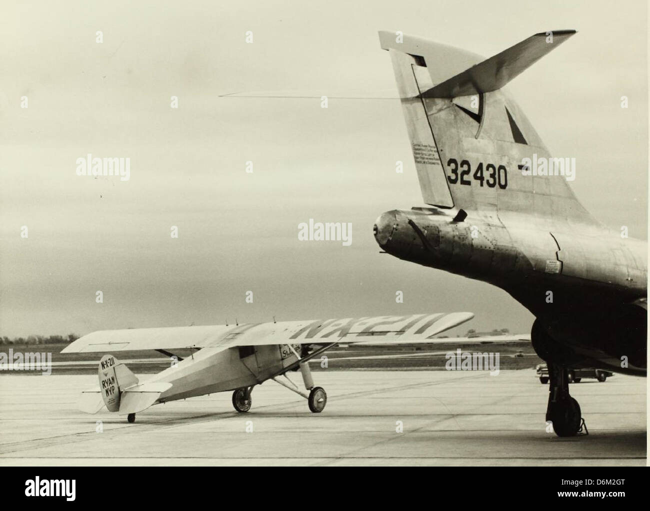 Eine Nachbildung des Spirit of St. Louis, der für den Film über Charles Lindberghs historischen Transatlantikflug geflogen wurde, ist in der Missouri Historical Society ausgestellt. Der Film repräsentiert Lindberghs bahnbrechende Reise. Stockfoto