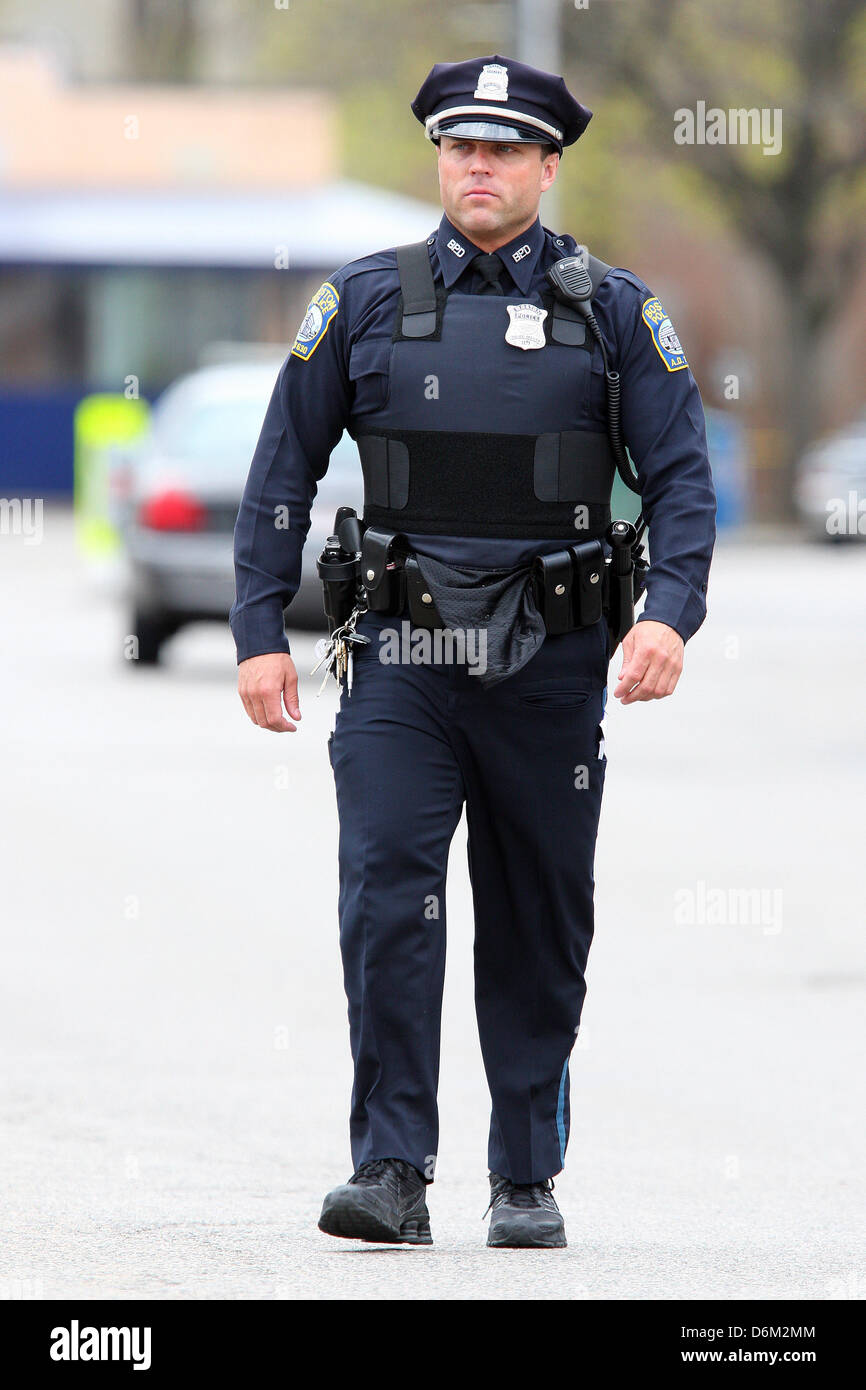 Watertown, Massachusetts, USA. 19. April 2013. Ein Boston-Polizist bei der Suche nach Dzhokhar Tsarnaev, einer der mutmaßlichen Boston-Marathon-Bomber. Anthony Nesmith/CSM./Alamy Live-Nachrichten Stockfoto