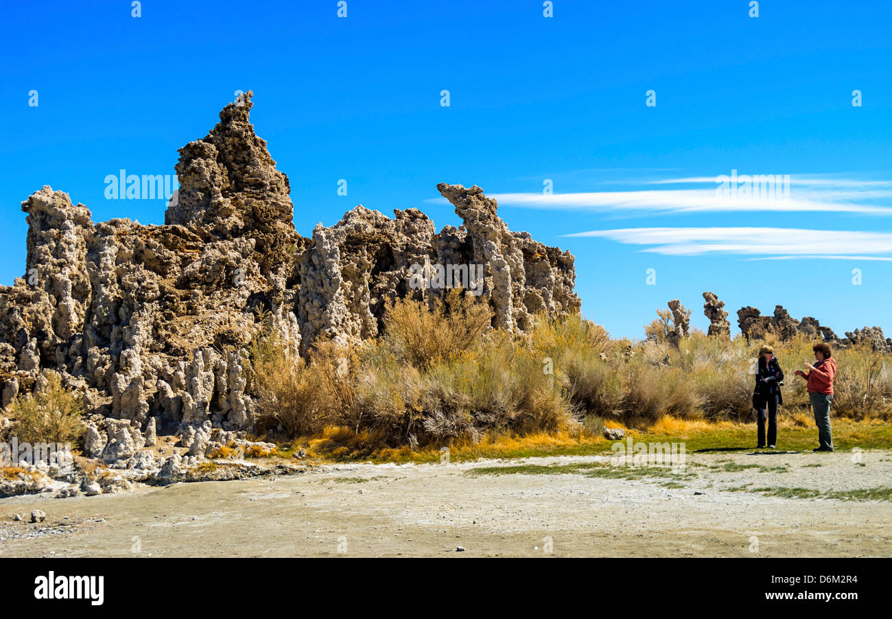 Erkunden die malerischen Kalktuff-Formationen am Mono Lake in Kalifornien Mono Basin National Forest landschaftlich reizvollen Gegend. Stockfoto