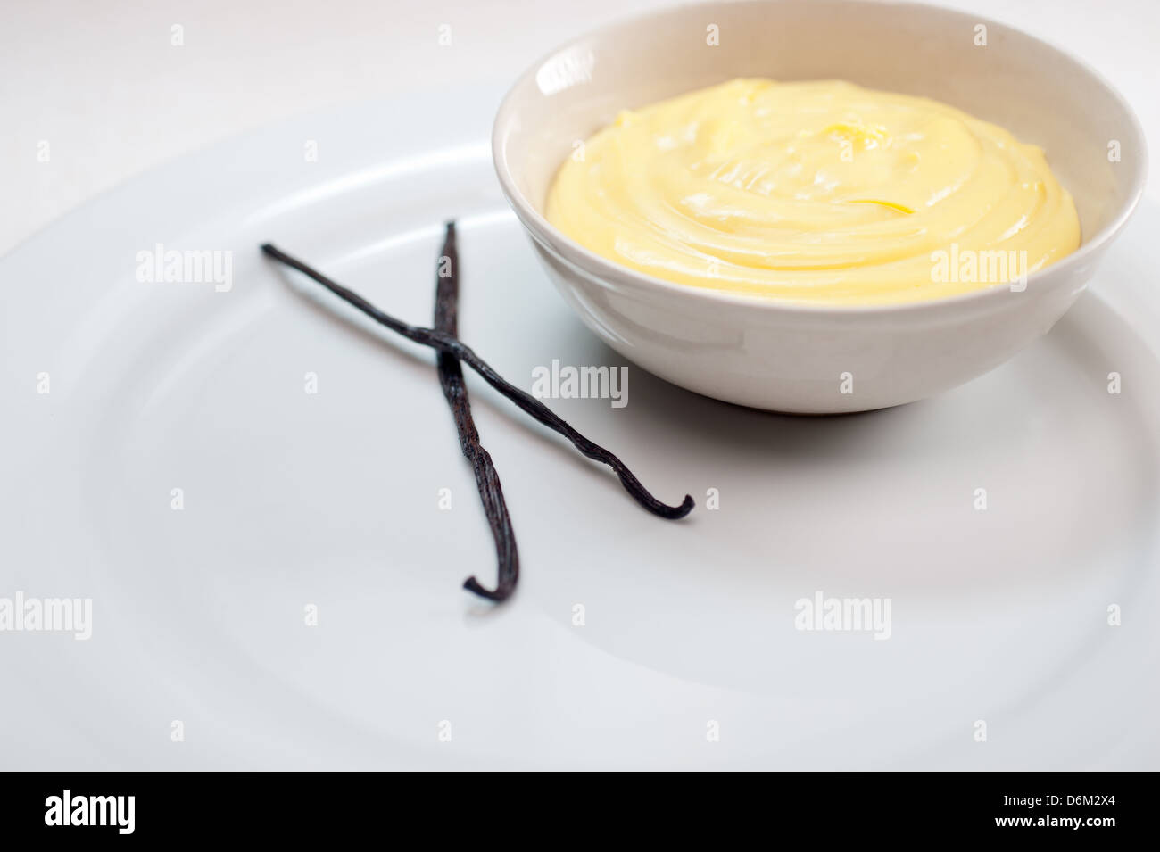 Pudding Gebäck Sahne mit Vanillemark klebt Stockfoto