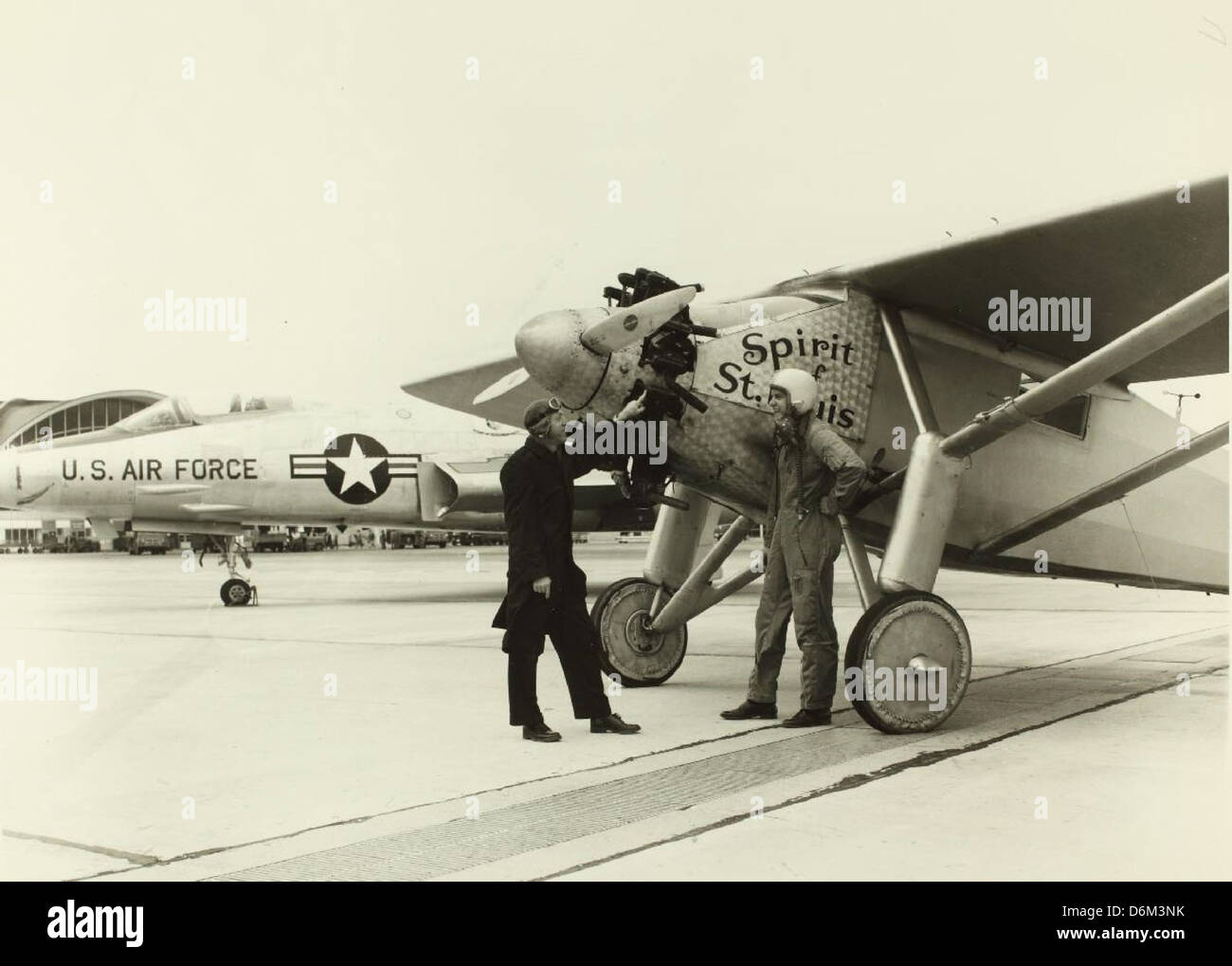 Eine Nachbildung des Geistes von St. Louis, der im Film „The Spirit of St. Louis“ geflogen wurde, fliegt bei der Missouri Historical Society. Das ursprüngliche Flugzeug, das von Charles Lindbergh gesteuert wurde, schrieb 1927 als erster Nonstop-Transatlantikflug Geschichte. Diese Nachbildung ehrt diese bahnbrechende Leistung in der Luftfahrtgeschichte. Stockfoto