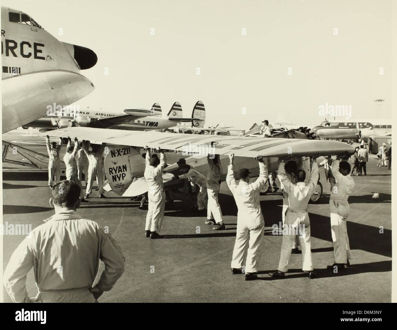 Eine Nachbildung des Spirit of St. Louis, des Flugzeugs, das Charles Lindbergh 1927 auf seinem historischen Solo-Transatlantikflug geflogen hat, ist in der Missouri Historical Society ausgestellt. Die Nachbildung wurde in dem Film „The Spirit of St. Louis“ gezeigt, einer Dramatisierung von Lindberghs Flug. Stockfoto