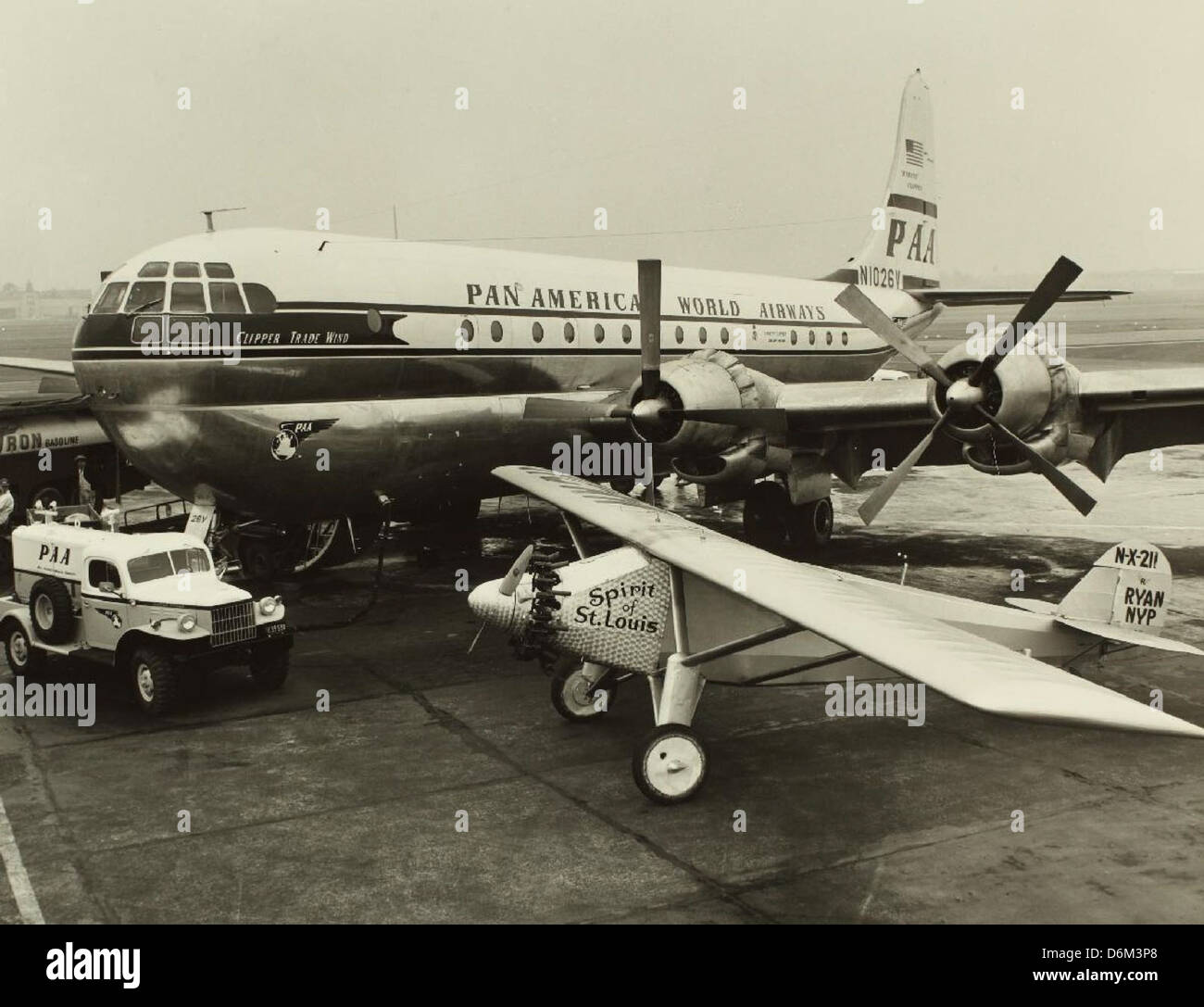 Eine Nachbildung des Spirit of St. Louis in Flight, die für den Film The Spirit of St. Louis geschaffen wurde, wird in der Missouri Historical Society ausgestellt. Dieser Nachbau ehrt Charles Lindberghs historischen Transatlantikflug 1927, einen entscheidenden Moment in der Luftfahrtgeschichte. Stockfoto