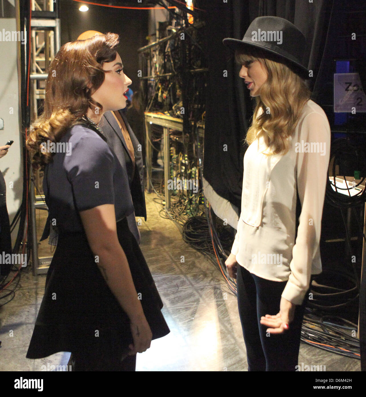 Taylor Swift, Demi Lovato Bühne zurück auf FOX es "The X Factor" Staffel 2 Top 11 Beseitigung Show Hollywood. USA - 2012.15.11 Stockfoto