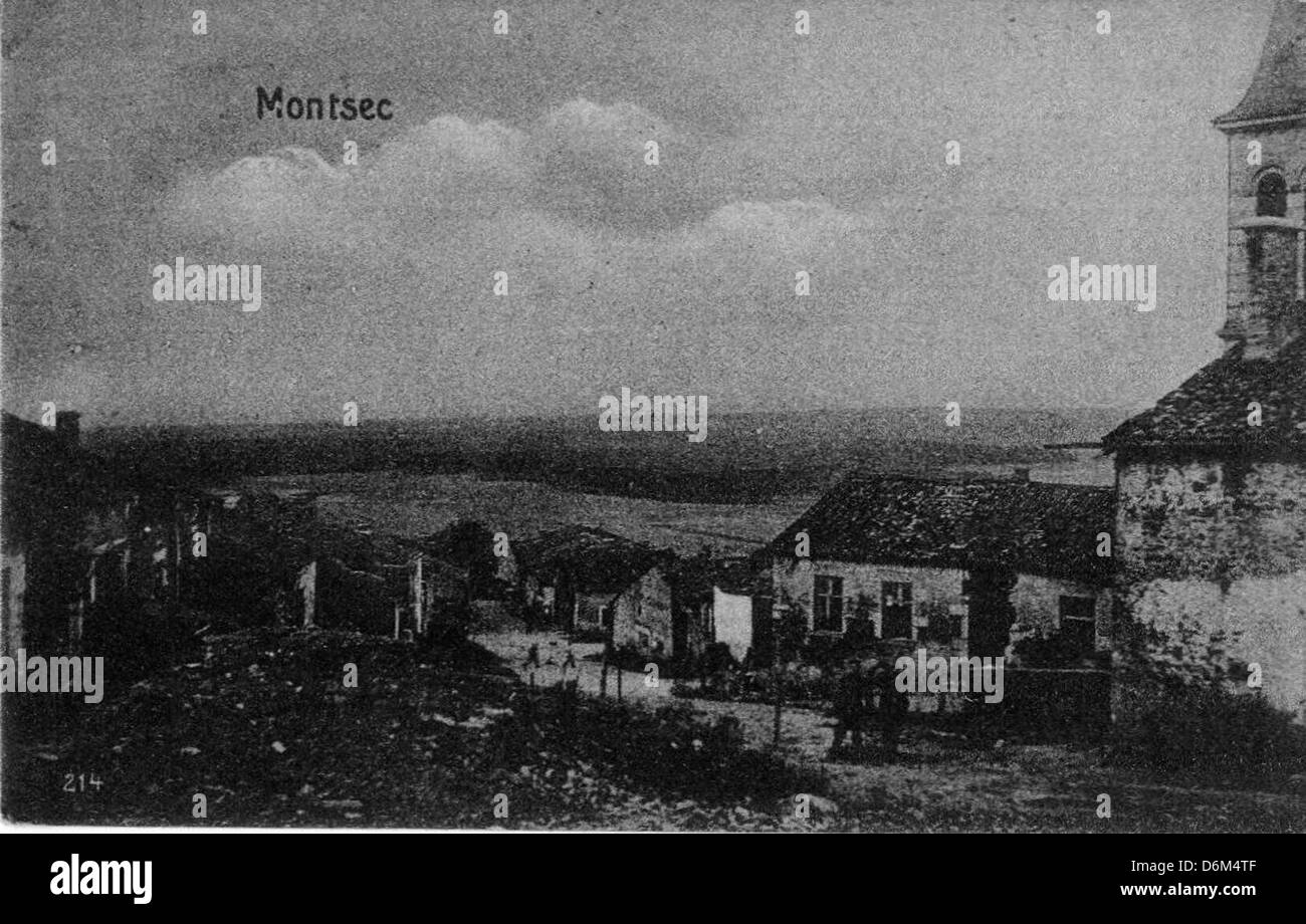 Eine historische Fotografie aus dem Ersten Weltkrieg, die die tiefgreifenden Auswirkungen des Ersten Weltkriegs, insbesondere an den Fronten in Frankreich und Deutschland, zeigt. Dieses Bild zeigt die Intensität des Konflikts und seine langfristigen Auswirkungen auf die Weltbühne. Stockfoto