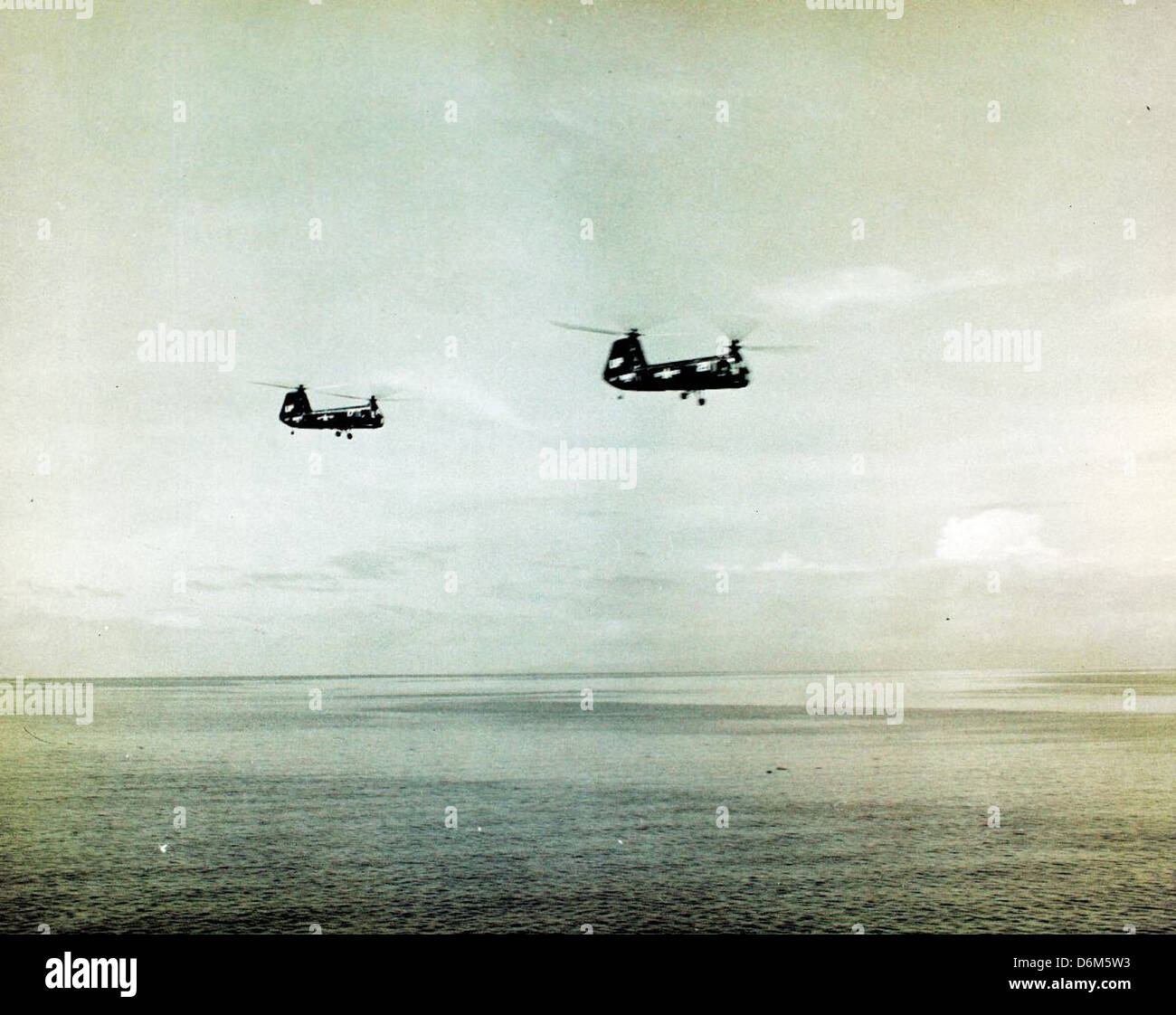 Die HU-1 Hubschrauberstaffel führte 1954 verschiedene Operationen an Bord der USS Philippine Sea durch. Ihre Missionen umfassten Transport-, Aufklärungs- und Such- und Rettungseinsätze, die für die Operationen der US Navy von entscheidender Bedeutung sind. Stockfoto