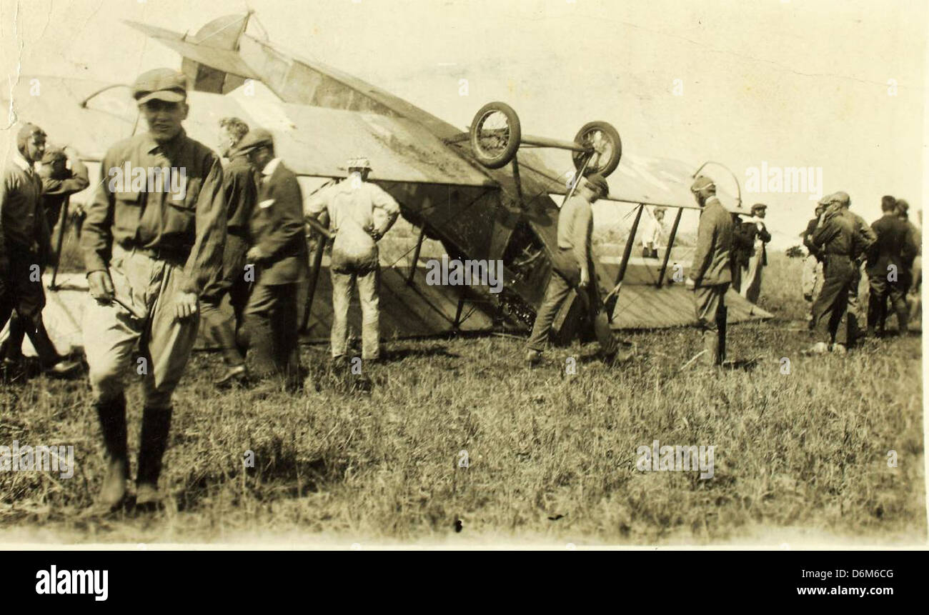 Dieses Foto stammt aus der Harold Kantner Special Collection, die einzigartige Bilder aus der Luftfahrtgeschichte enthält. Die Sammlung enthält seltene und bedeutende Fotos, die wichtige Momente und Meilensteine der Luftfahrt festhalten und eine wertvolle historische Ressource für Forscher und Luftfahrtbegeisterte darstellen. Stockfoto