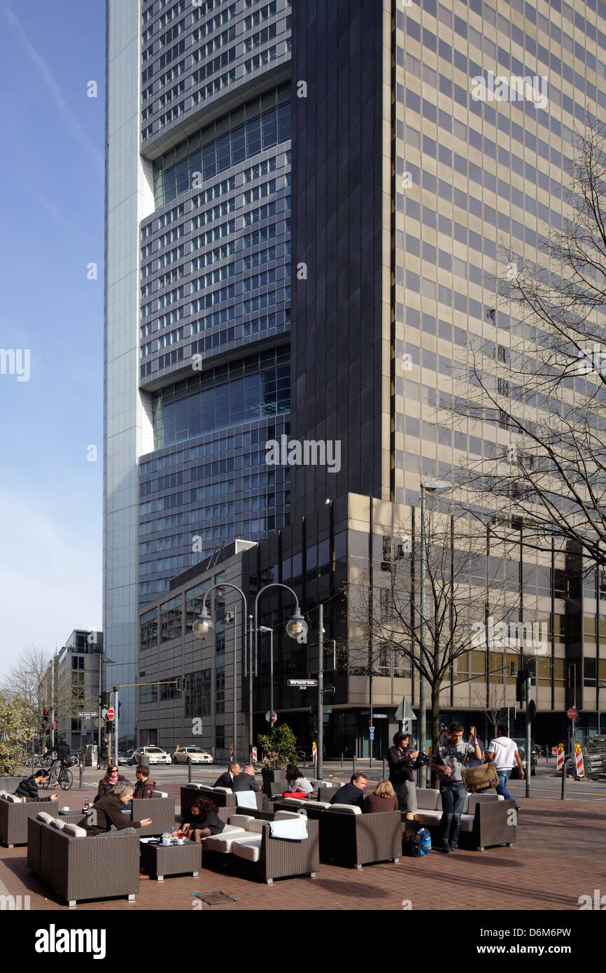 Frankfurt Am Main, Deutschland, Banker Einerm sitzen im Straßencafé im