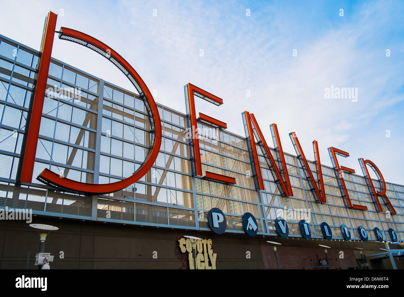 Die Denver-Pavillons zu unterzeichnen, auf die 16th Street Mall in Denver Stockfoto