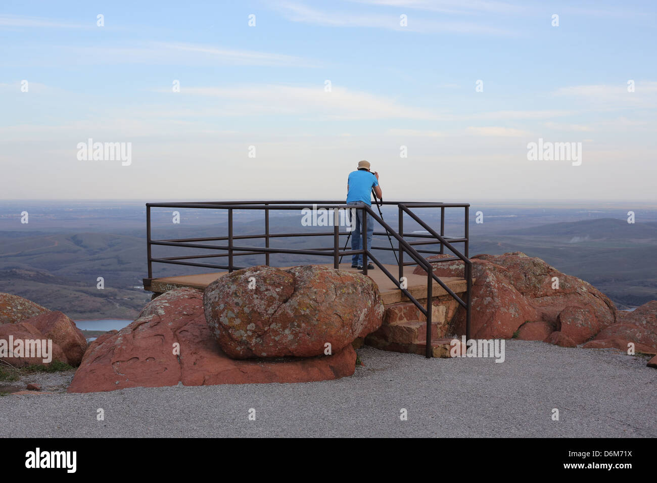Ein Mann, eine Aufnahme an der Spitze des Mount Scott in den Wichita Mountains in Oklahoma. Stockfoto