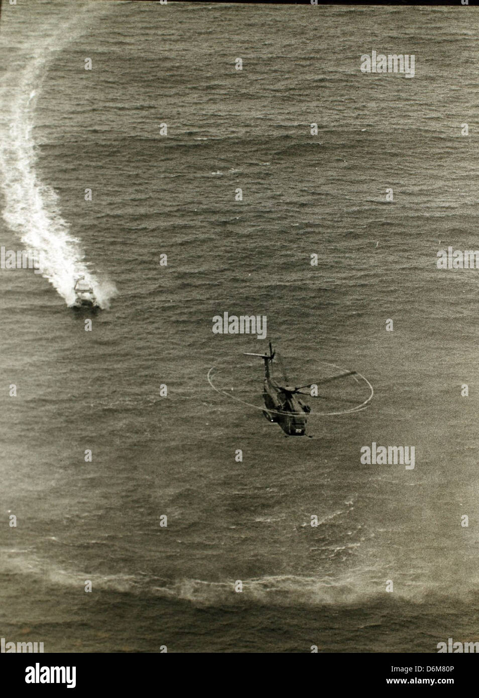 Der H-53, ein Schwerhubschrauber, ist ein integraler Bestandteil der US-Militäroperationen. Der H-53 ist bekannt für seine Vielseitigkeit und Leistung und wird in Transport-, Kampf- und Rettungseinsätzen eingesetzt. Dieses Foto zeigt die Fähigkeiten des Flugzeugs und seine Rolle in der militärischen Luftfahrt. Stockfoto