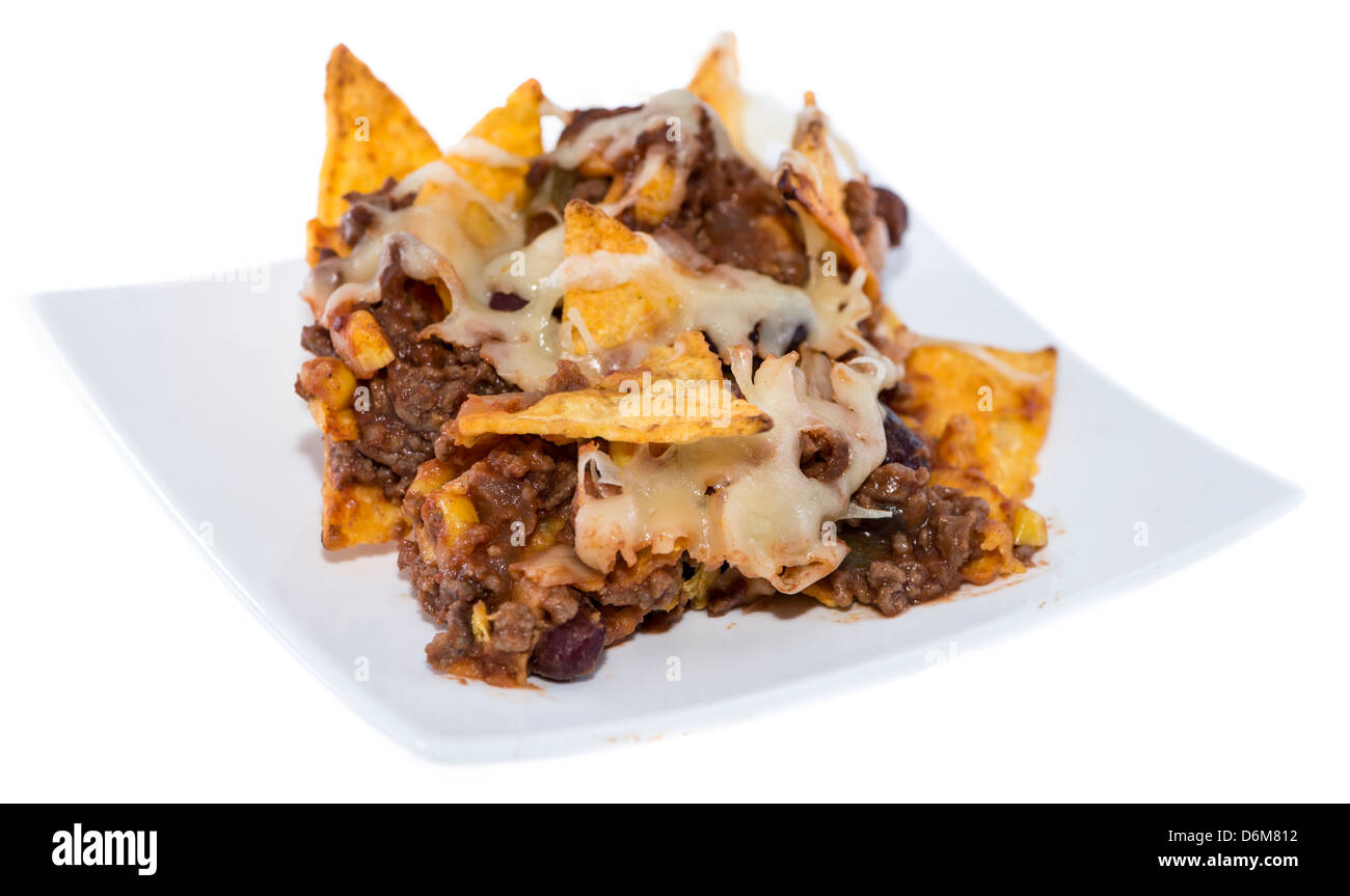 Nachos mit Käse und Chili Con Carne isoliert auf weißem Hintergrund Stockfoto