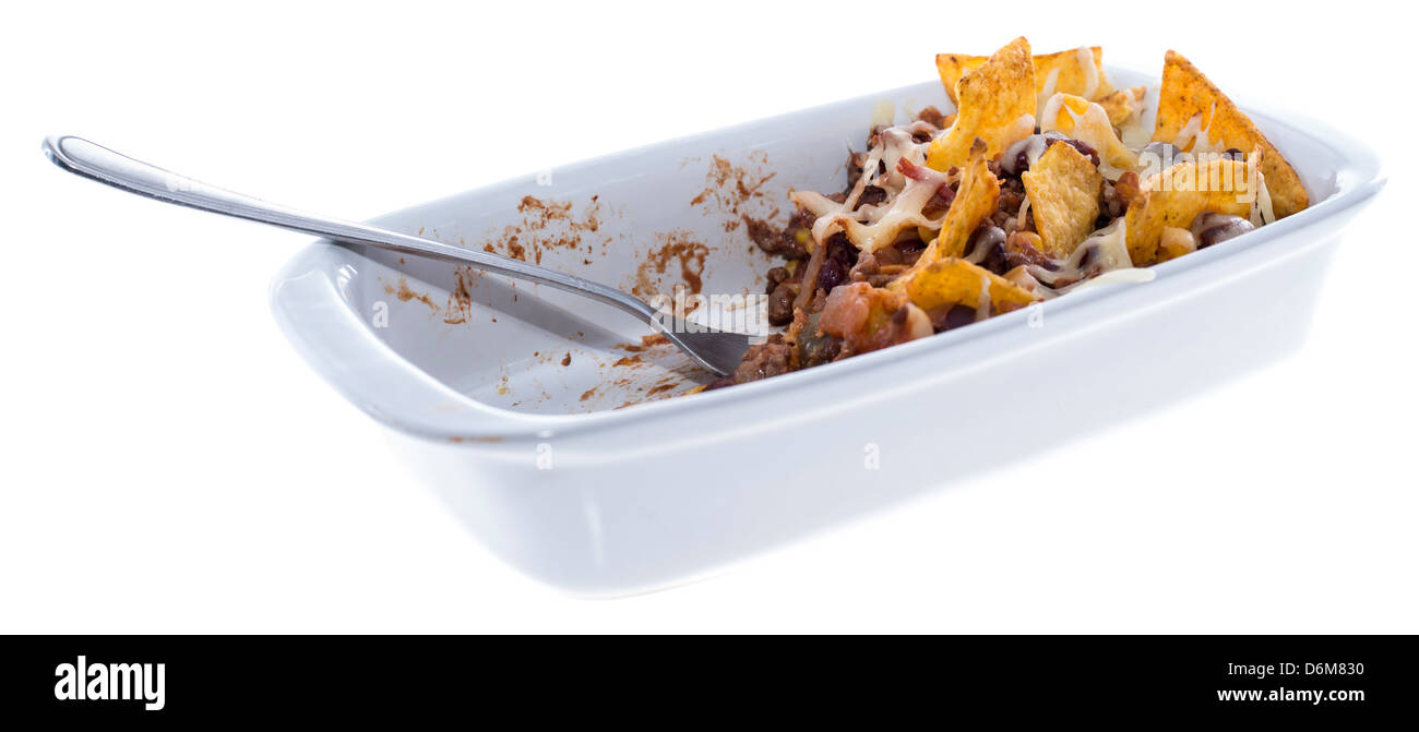 Nachos mit Käse und Chili Con Carne isoliert auf weißem Hintergrund Stockfoto