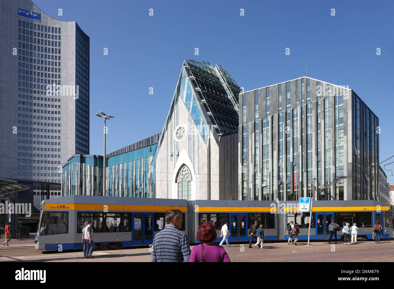 Leipzig, Deutschland, die Unihochhaus mit dem Wiederaufbau der Universitätskirche Stockfoto