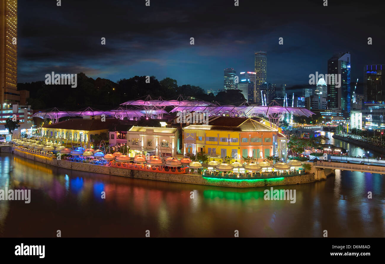 Nachtleben am Clarke Quay am Singapore River zur blauen Stunde Panorama Luftbild Stockfoto