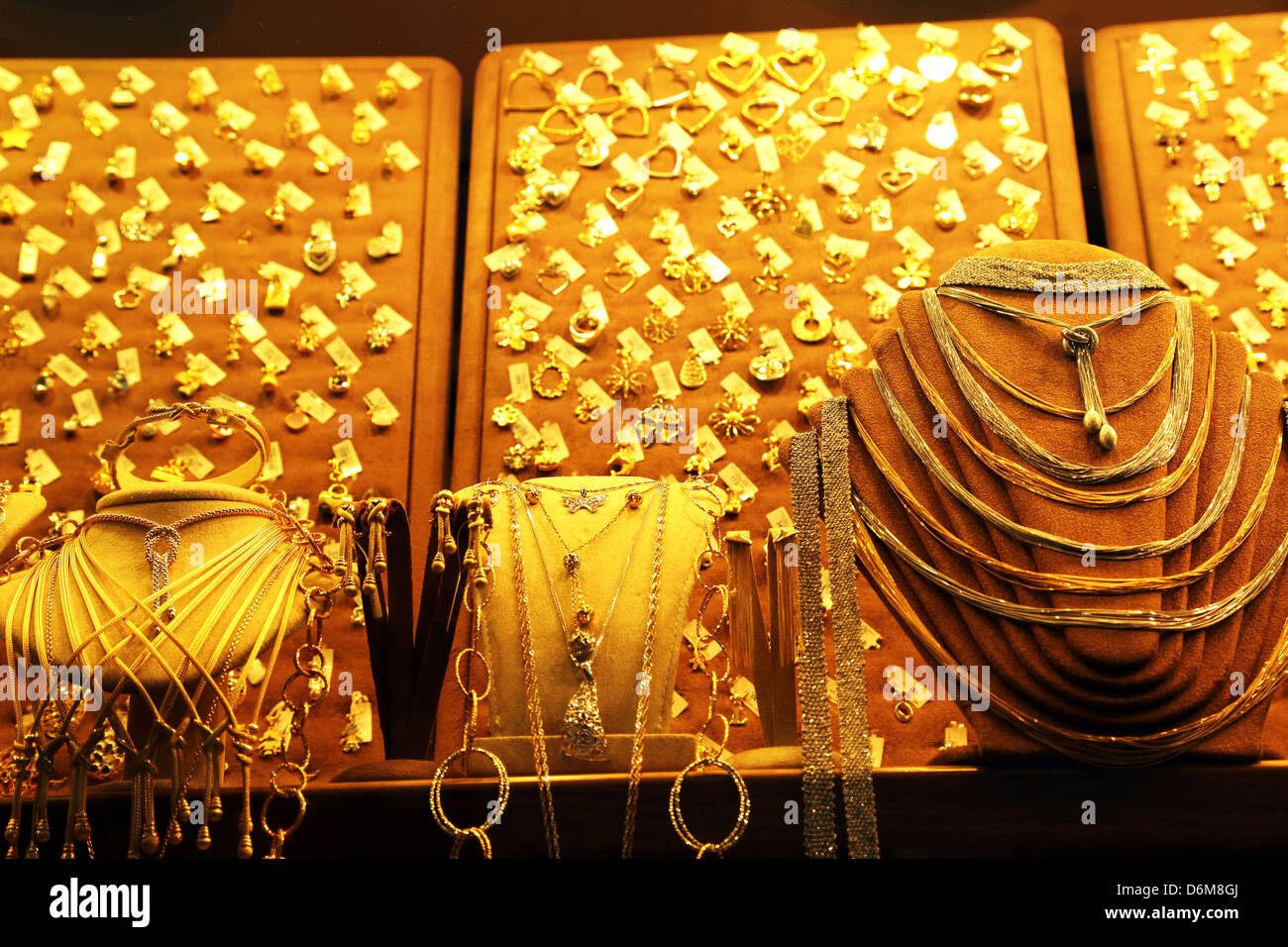 Schmuck auf dem Display in einem Geschäft, das Futter der Ponte Vecchio in Florenz Italien Stockfoto