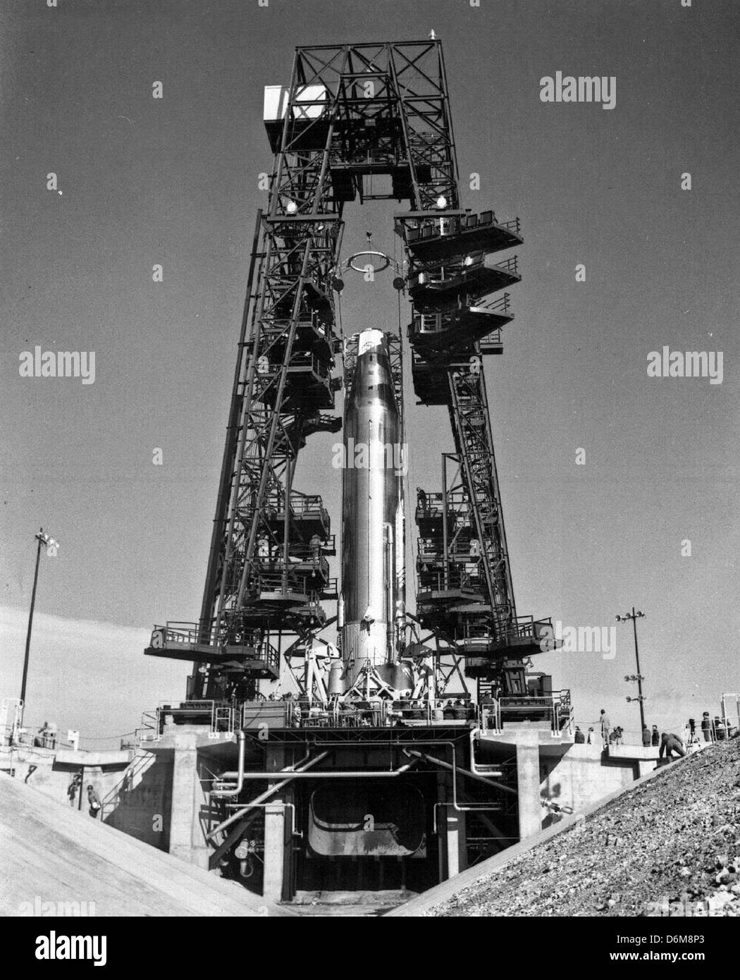 Dieses Bild zeigt eine Trägerrakete auf dem Luftwaffenstützpunkt Vandenberg, die während einer Test- oder Betriebsphase erfasst wurde. Vandenberg AFB ist ein wichtiger Standort für den Start von Satelliten in polare Umlaufbahnen, was einen wichtigen Beitrag zur Weltraumforschung und nationalen Verteidigung leistet. Stockfoto