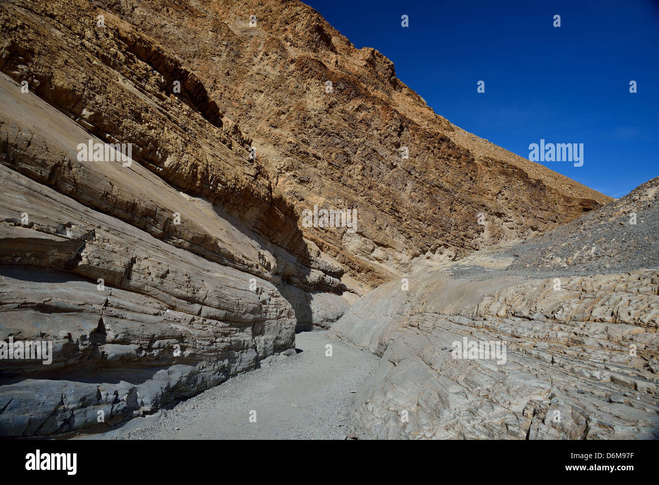 Trockenen Bachbett und polierten Felswände im Mosaic Canyon. Death Valley Nationalpark, Kalifornien, USA. Stockfoto