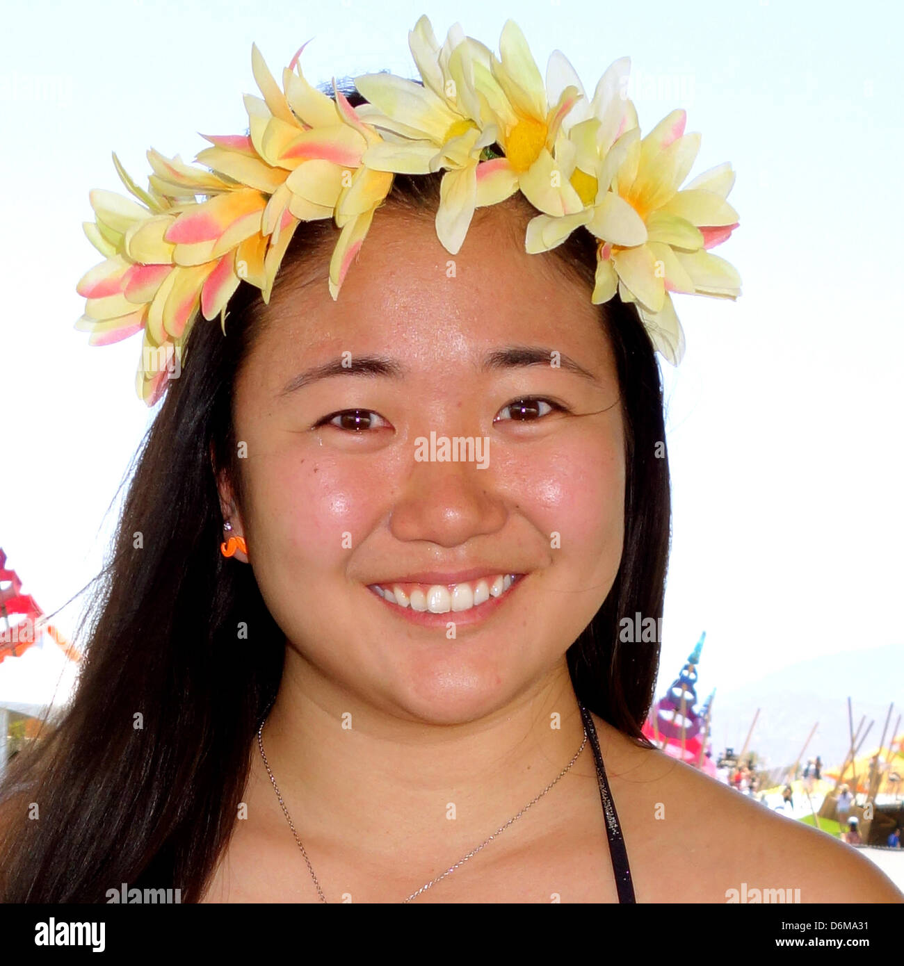 Indio, Kalifornien. 19. April 2013.  80.000 Karten verkauft das Coachella Music Festival in wenigen Stunden. Ein Fan aus Orange County trägt eine Bande von Blumen im Haar, die ihrer Freundin für sie zu tragen, um das Musikfestival gemacht. 19. April 2013. Bildnachweis: Lisa Werner/Alamy Live News Stockfoto