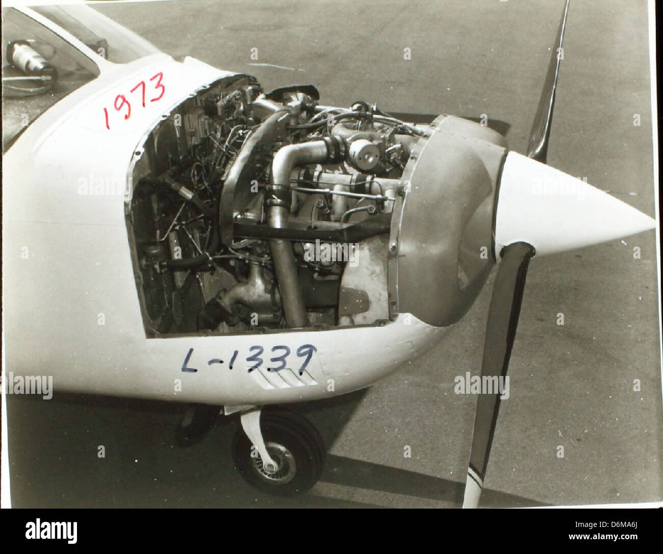 Dieses Bild zeigt die verschiedenen Einsatzmöglichkeiten von Continental Motors Motoren, die Mitte des 20. Jahrhunderts in der Luftfahrt weit verbreitet waren. Diese Triebwerke trieben zahlreiche Flugzeugmodelle an und trugen zur Entwicklung der zivilen und militärischen Luftfahrt bei. Stockfoto