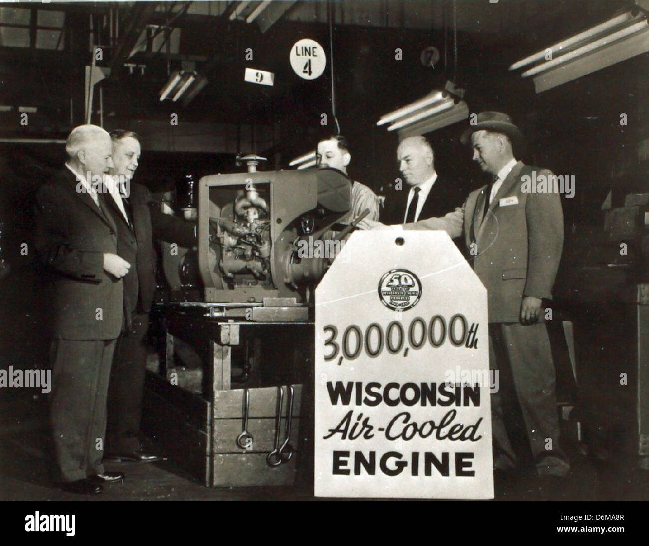 Dieses Bild zeigt die verschiedenen Einsatzmöglichkeiten von Continental Motors Motoren, die eine breite Palette von Flugzeugen und Fahrzeugen angetrieben haben und zur Entwicklung der Luftfahrt- und Automobilindustrie beitragen. Stockfoto