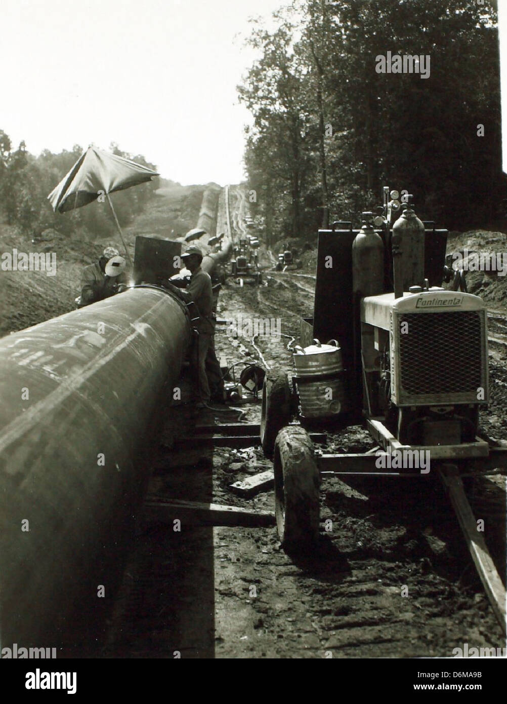 Dieses Foto zeigt die verschiedenen Einsatzmöglichkeiten von Continental Motors Flugzeugtriebwerken und zeigt ihre Rolle als Antrieb sowohl ziviler als auch militärischer Flugzeuge in jahrzehntelanger Luftfahrtgeschichte. Stockfoto