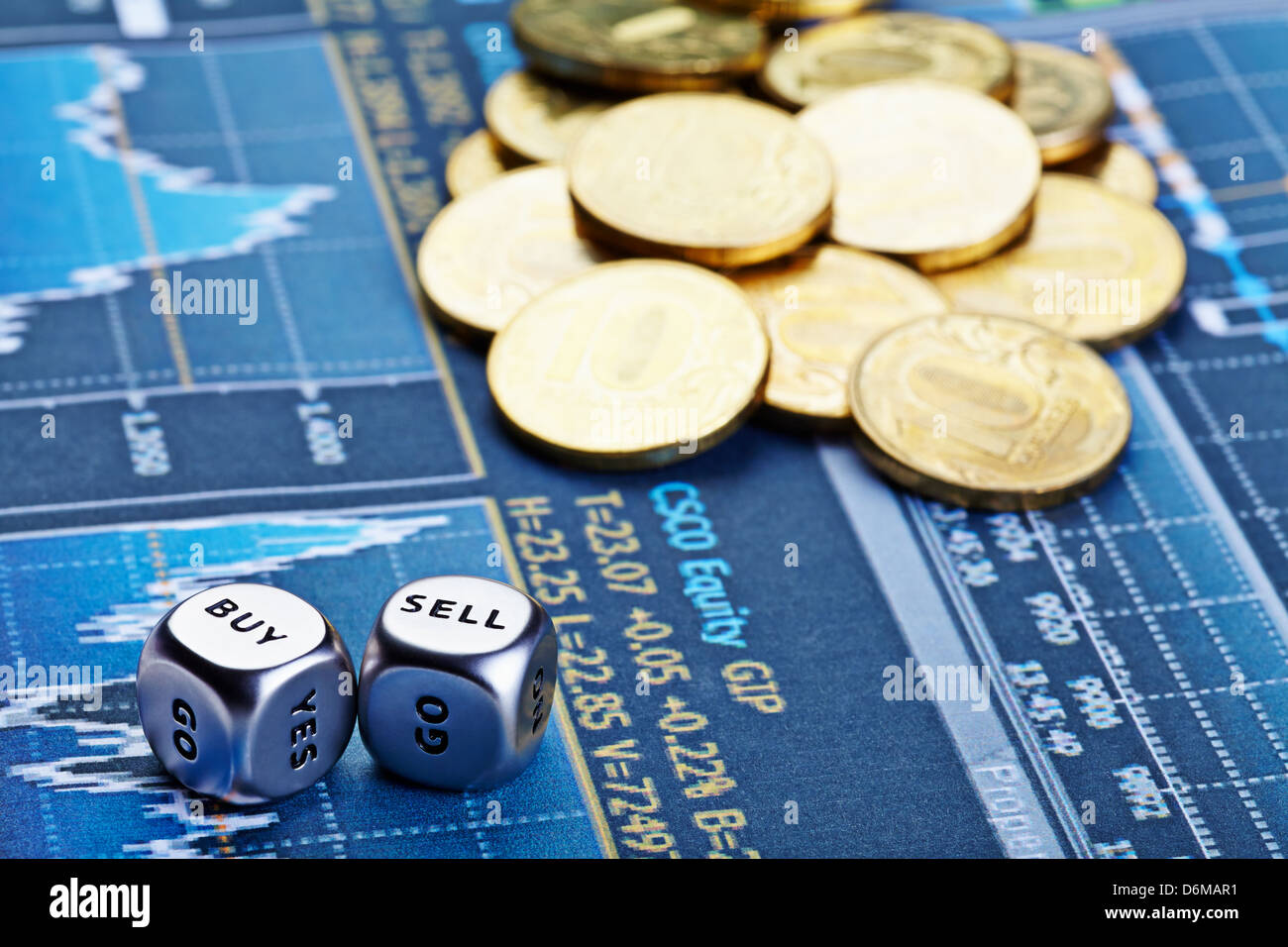 Schnetzelt Würfel mit Worten kaufen, verkaufen, Münzen und finanzielle Grafik als Hintergrund. Würfel für Händler. Selektiven Fokus Stockfoto