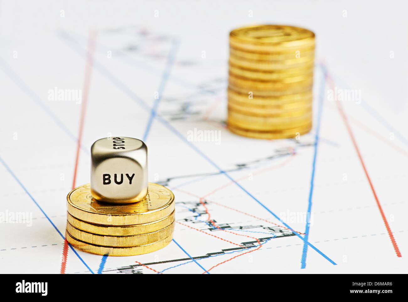 Finanzielle Diagramm, steigende Münzen stapeln, schnetzelt Cube mit dem Wort kaufen Stockfoto