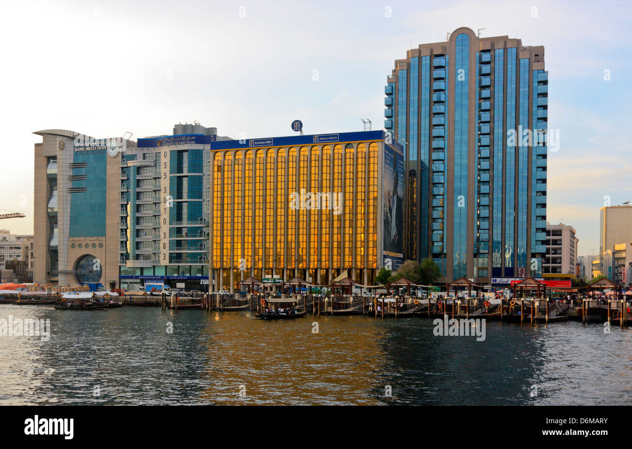 Blick über den Bach in Richtung Deira Abra Fährhaus, Dubai, Vereinigte Arabische Emirate Stockfoto
