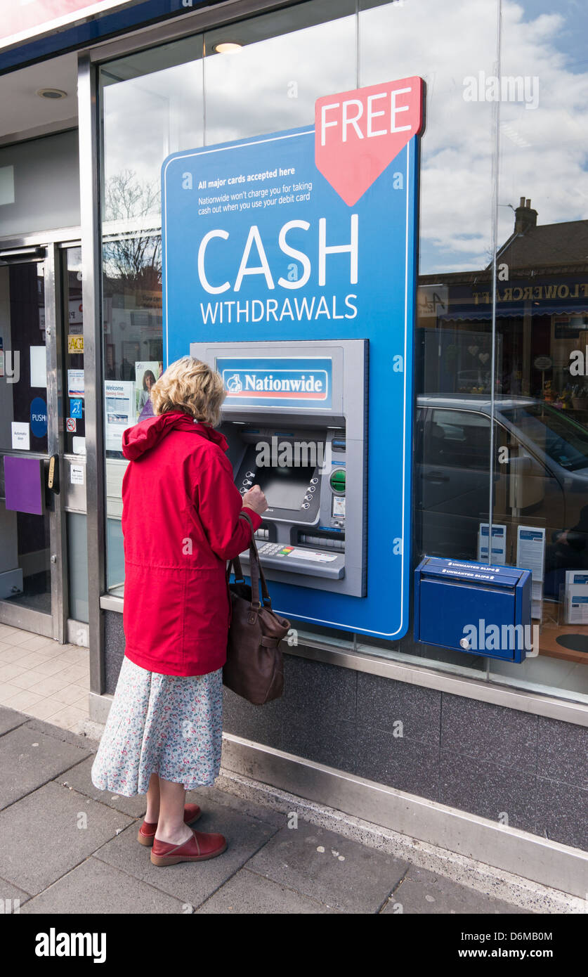 Frau Geld abheben vom landesweiten ATM Gosforth North East England Großbritannien Stockfoto